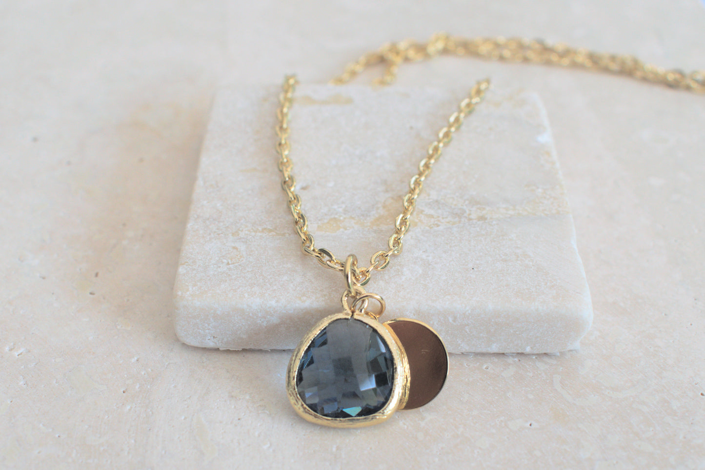 Damenkette in gold mit einem blauen Anhänger und einem minimalistischen runden Anhänger in gold