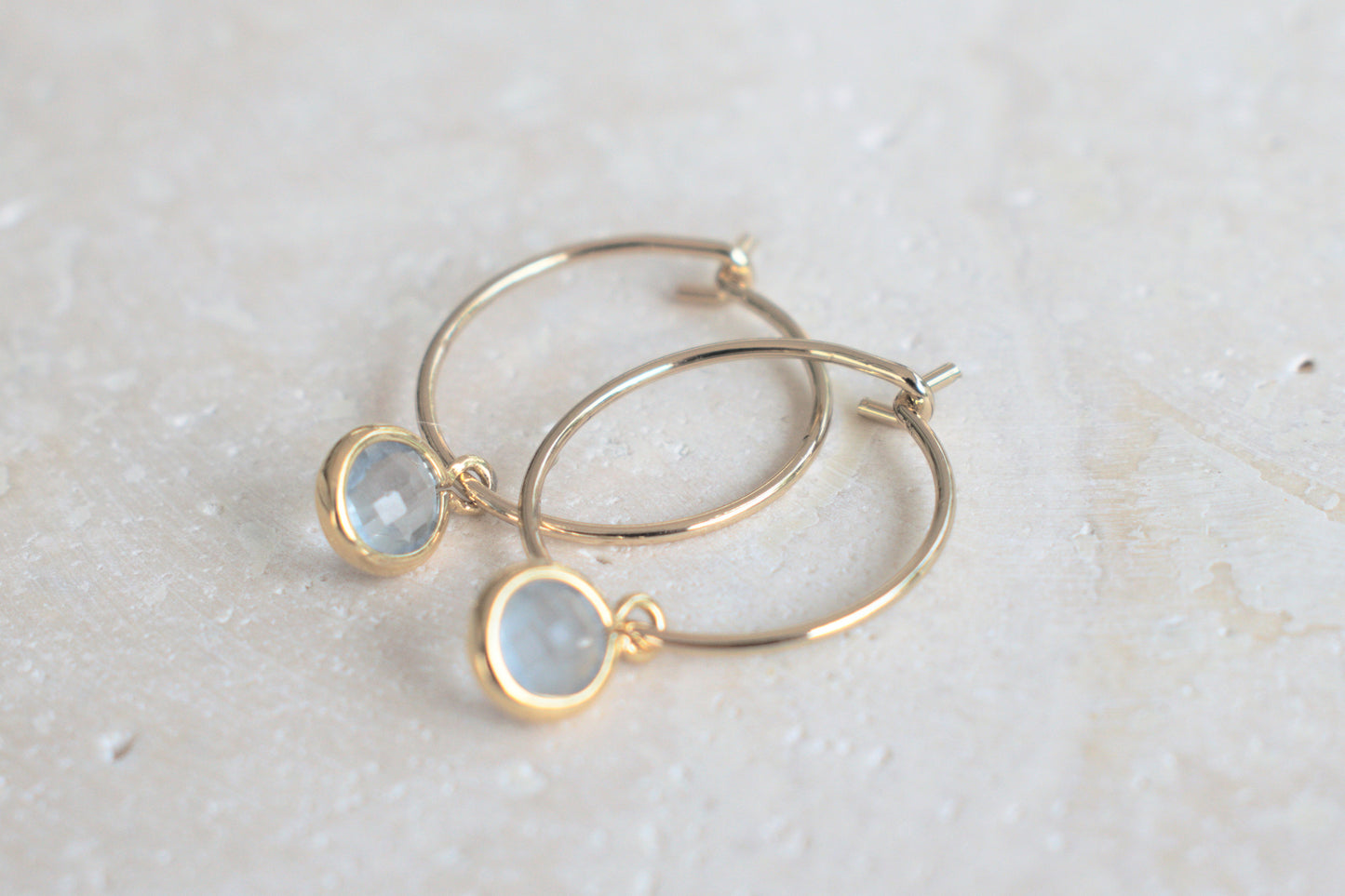 Elegante goldene Creolen Ohhringe mit hellblauem Anhänger