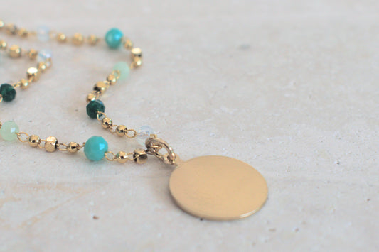 Goldene Kette mit farbintensiven Perlen und Plättchen Anhänger