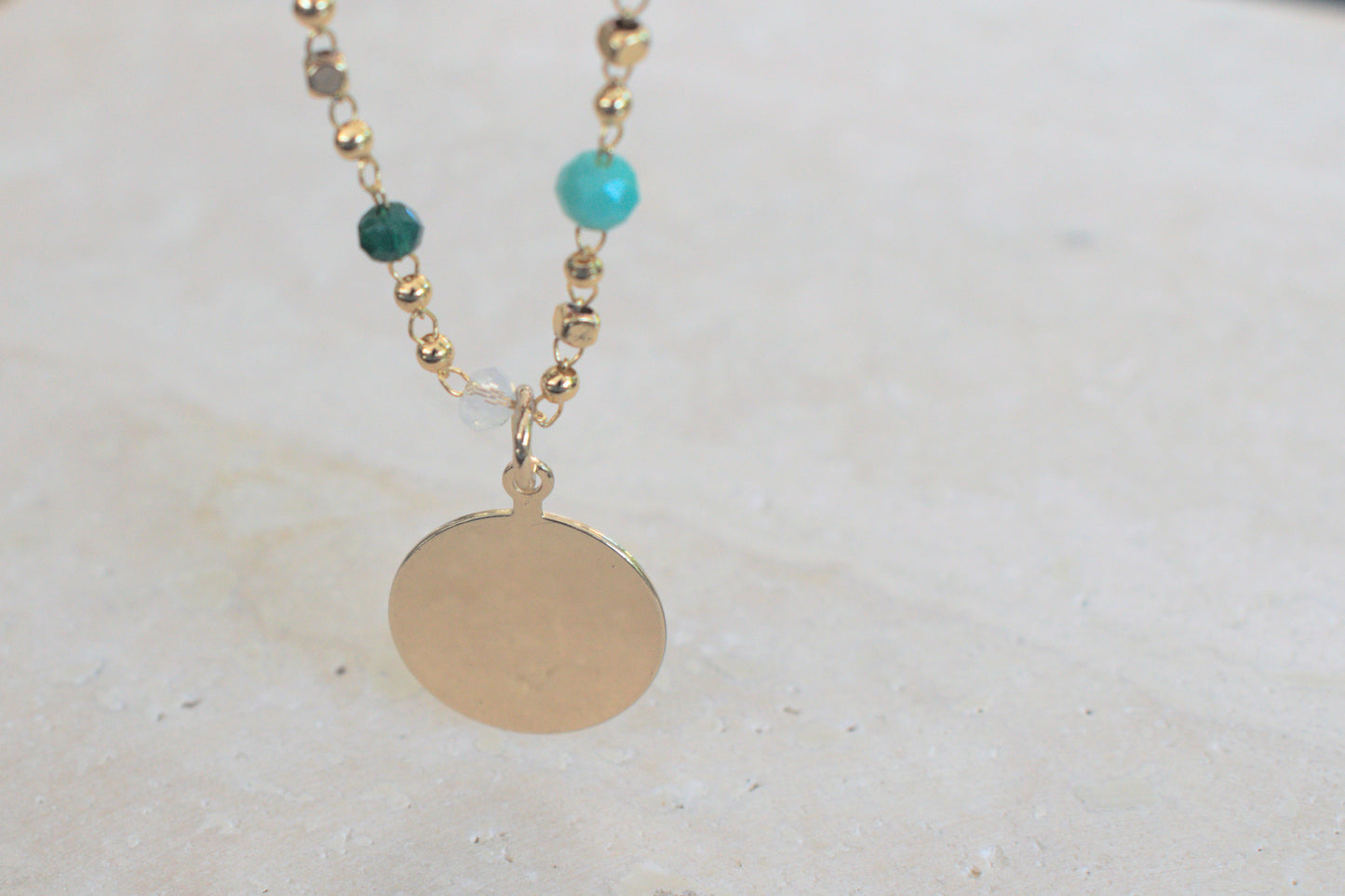 Goldene Kette mit farbintensiven Perlen und Plättchen Anhänger