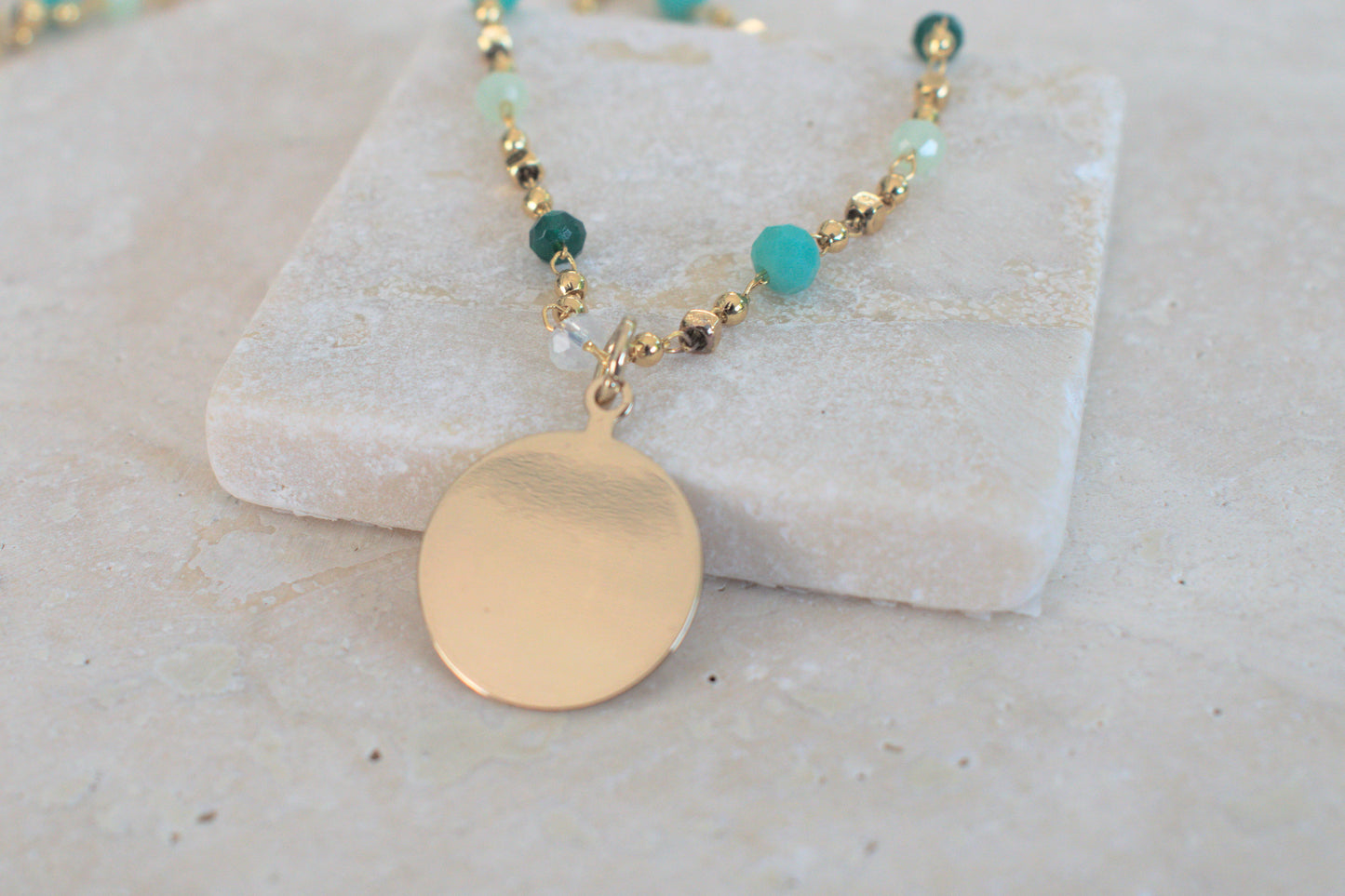 Goldene Kette mit farbintensiven Perlen und Plättchen Anhänger