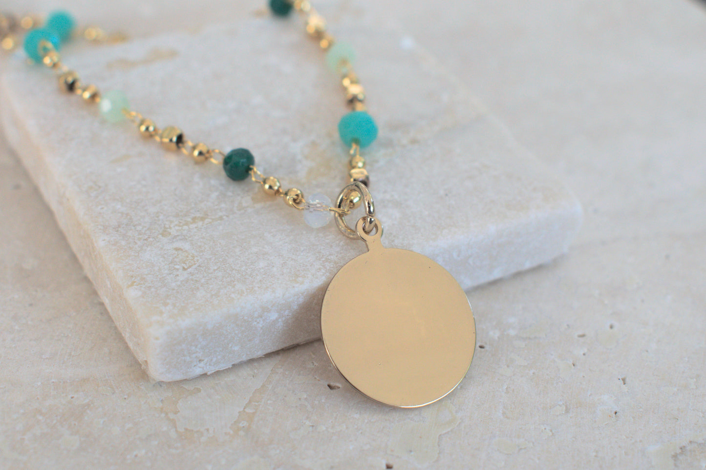 Goldene Kette mit farbintensiven Perlen und Plättchen Anhänger