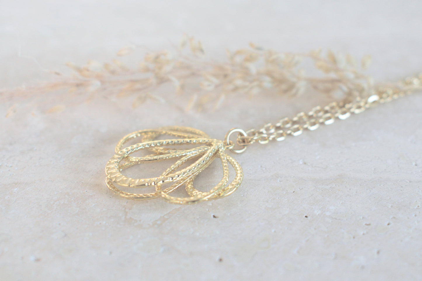 Goldene Kette mit Boho Blumenanhänger