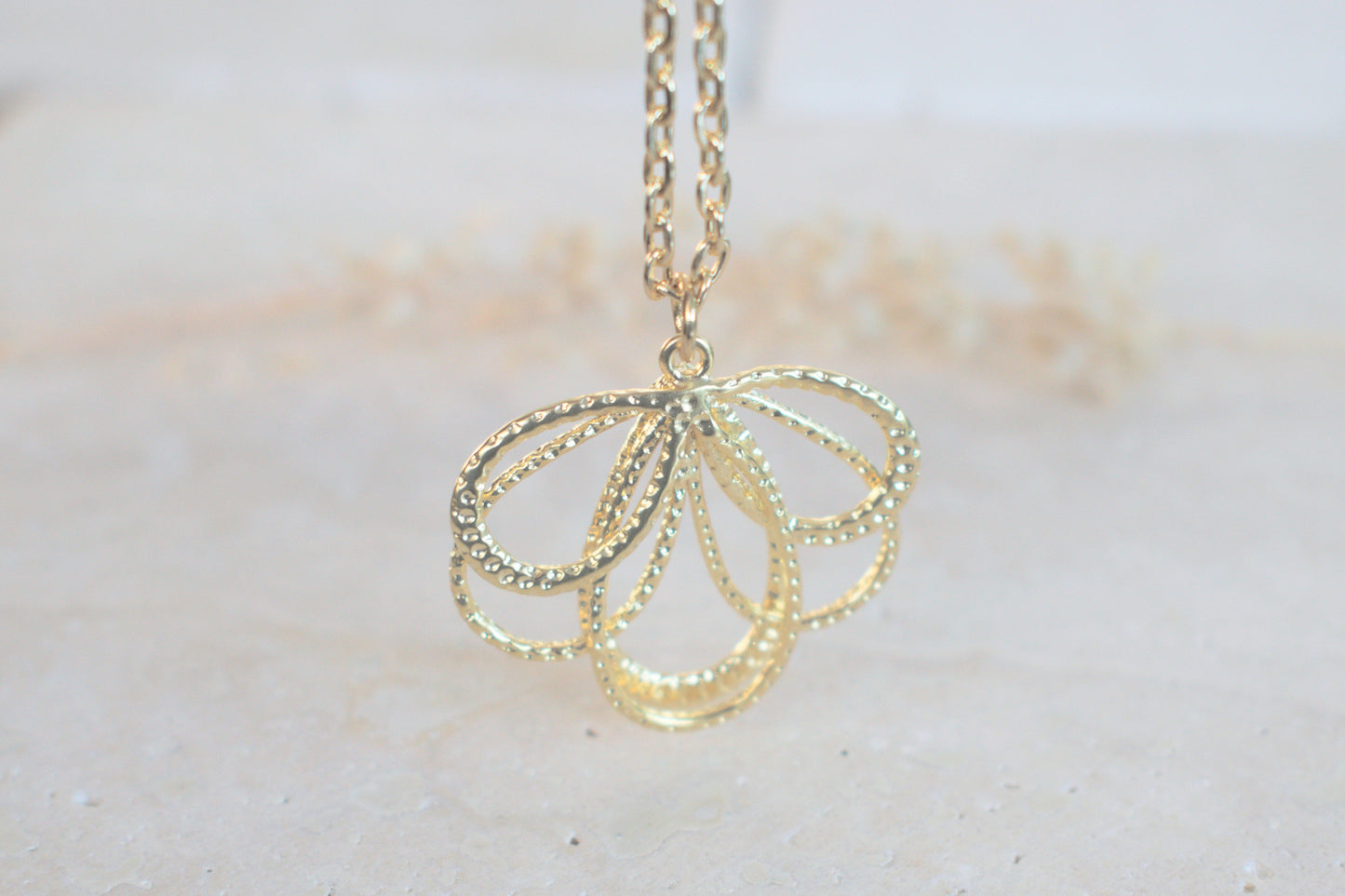 Goldene Kette mit Boho Blumenanhänger