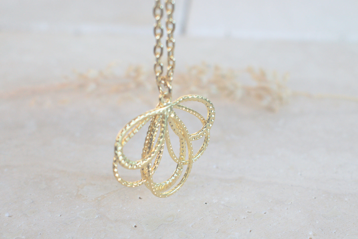 Goldene Kette mit Boho Blumenanhänger