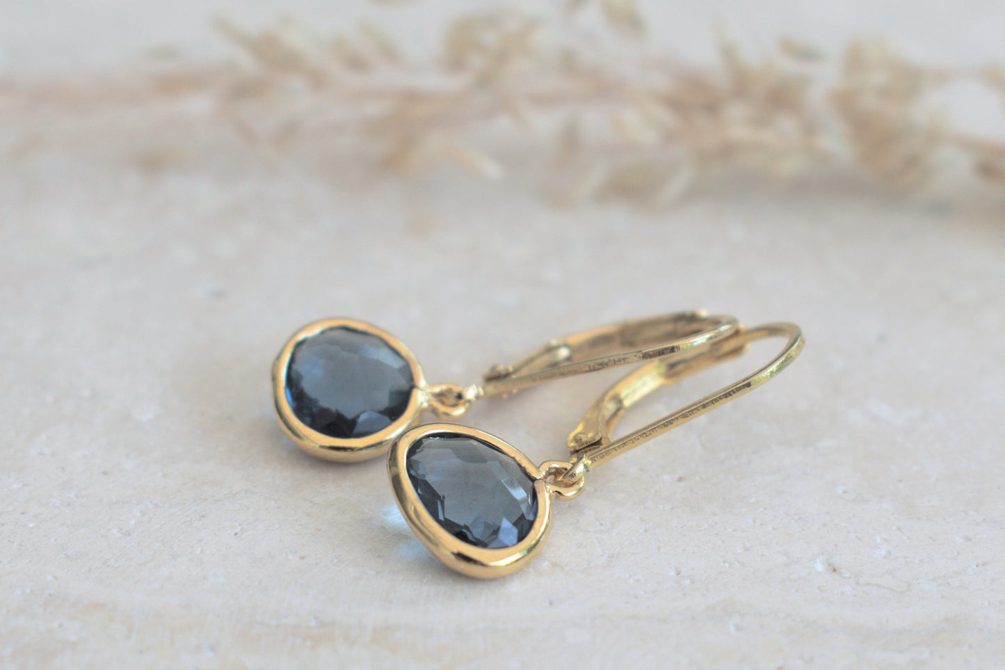 Hängende goldene Ohrringe mit blauem Stein für Damen