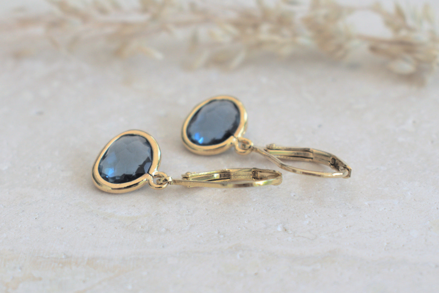 Hängende goldene Ohrringe mit blauem Stein für Damen