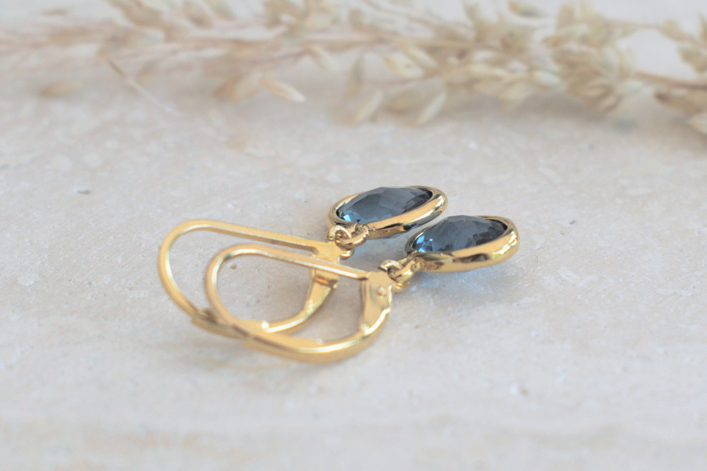 Hängende goldene Ohrringe mit blauem Stein für Damen