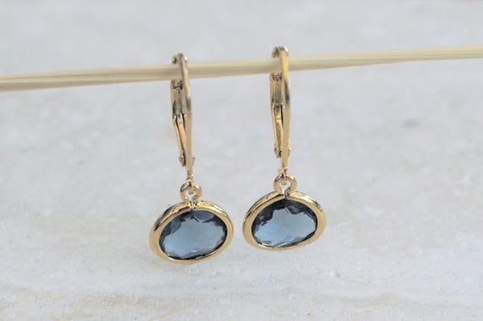 Hängende goldene Ohrringe mit blauem Stein für Damen