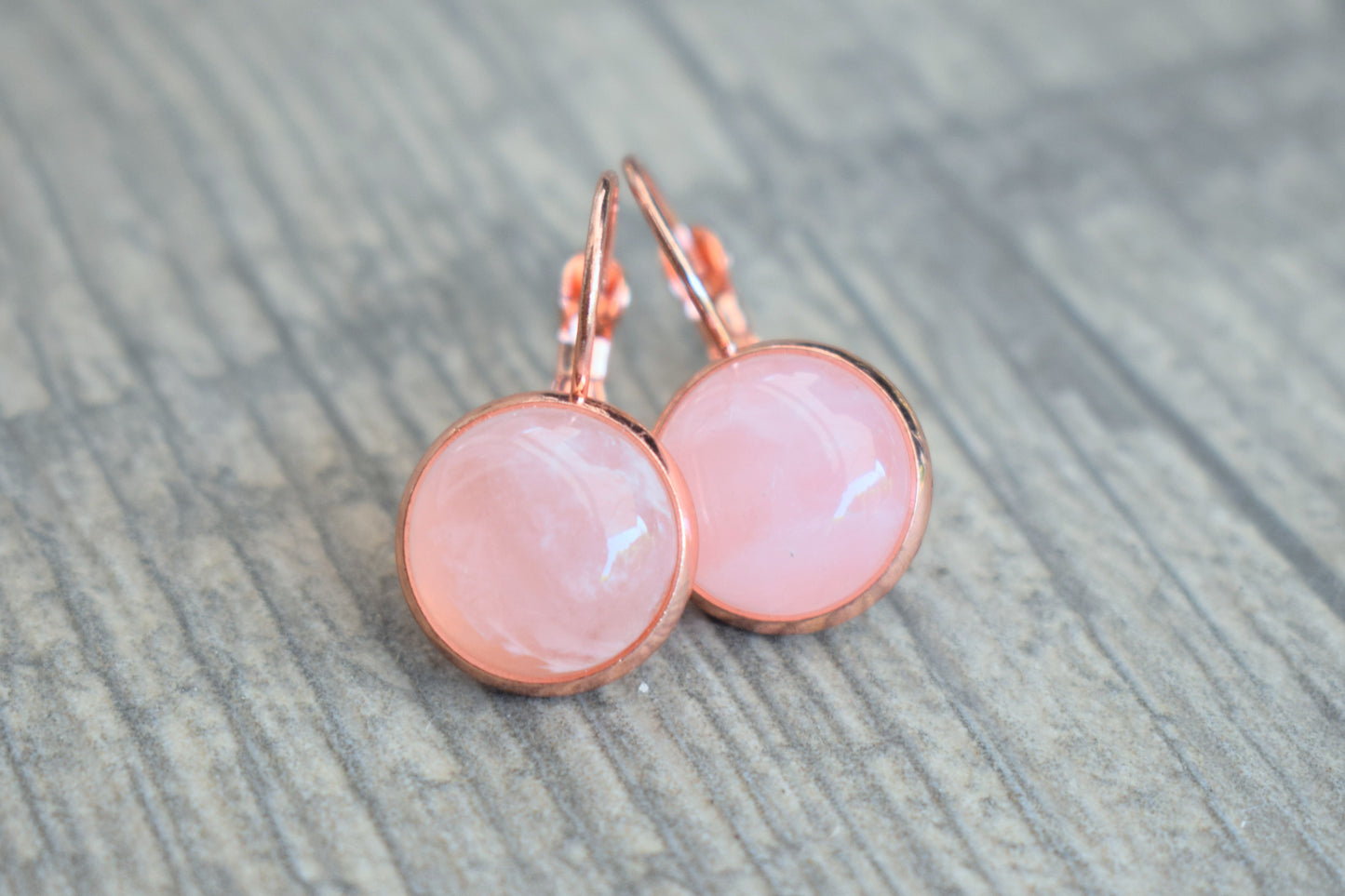 Rosegoldene Ohrringe mit einem Cabochon aus dem Edelstein Rosenquarz