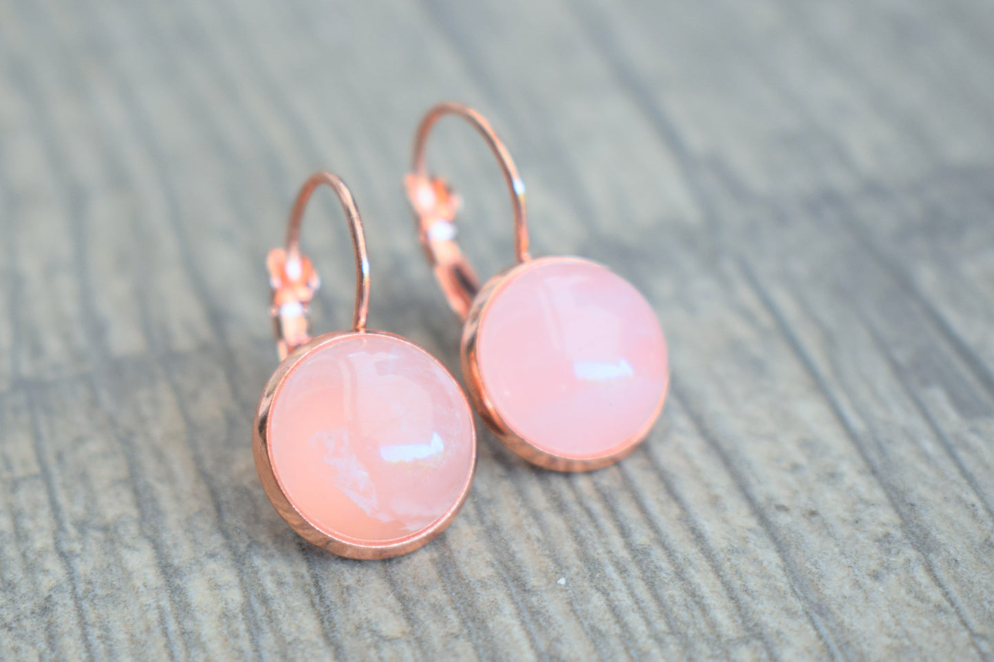 Rosegoldene Ohrringe mit einem Cabochon aus dem Edelstein Rosenquarz