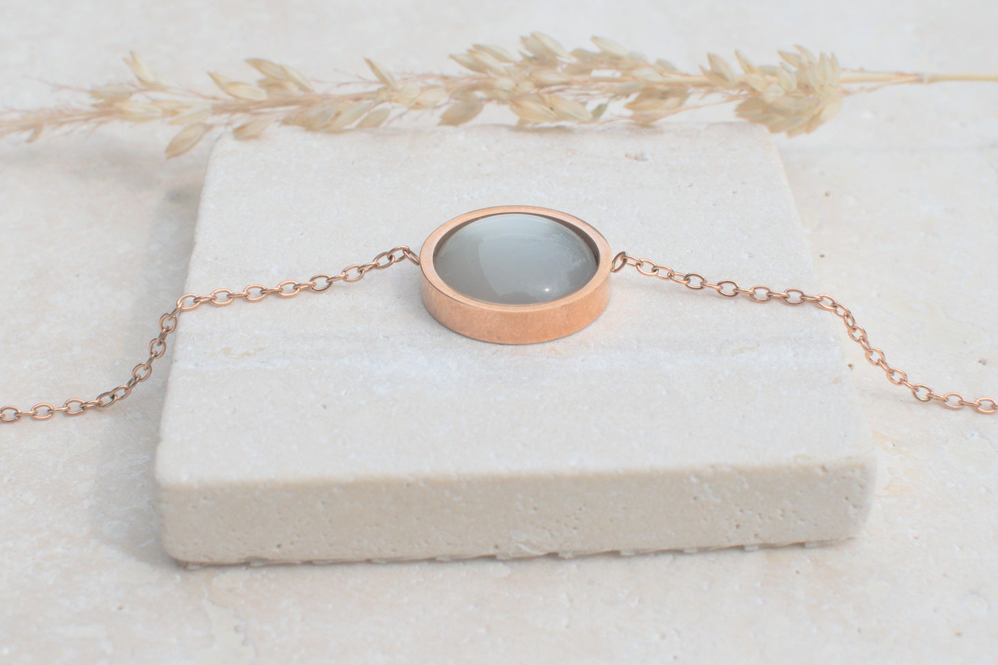 Elegantes rosegoldenes Armband aus Edelstahl mit einem himmelblauen Cabochon