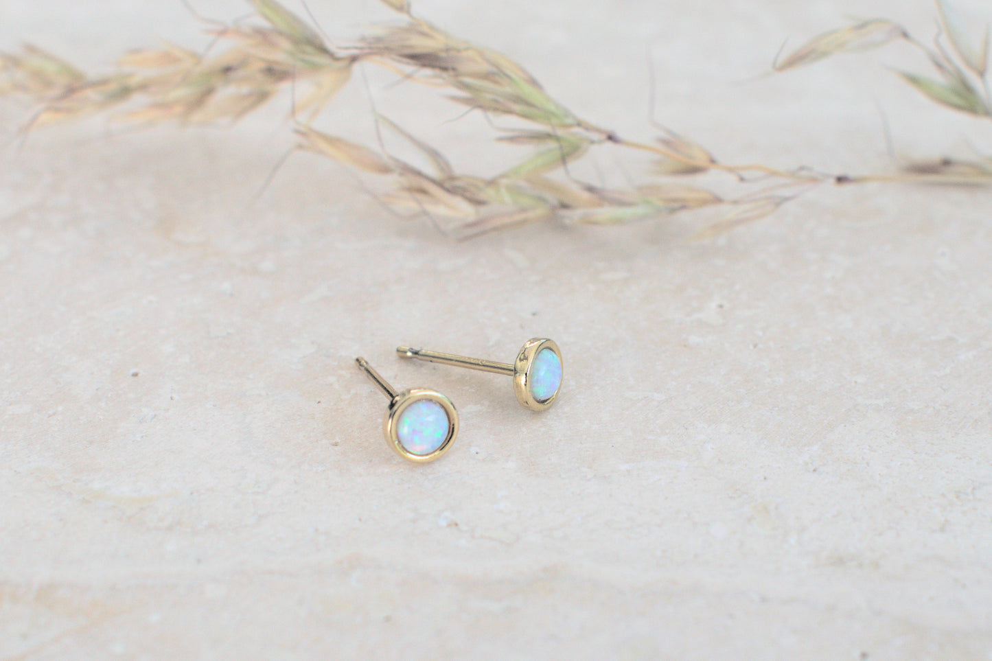 Goldene runde Ohrstecker mit dem Edelstein Mondstein