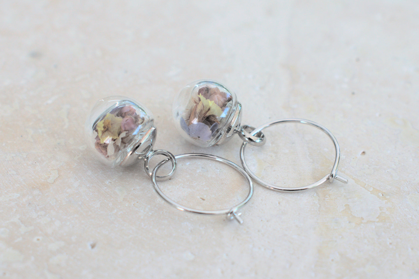 Silberne Creolen Ohrringe mit echten bunten Blüten