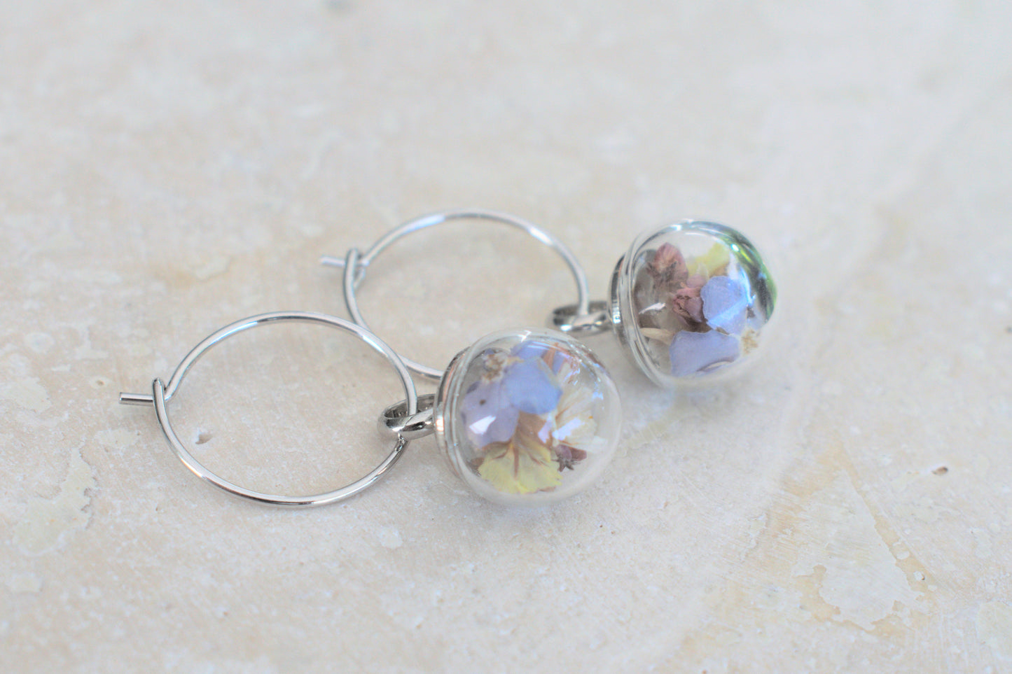 Silberne Creolen Ohrringe mit echten bunten Blüten