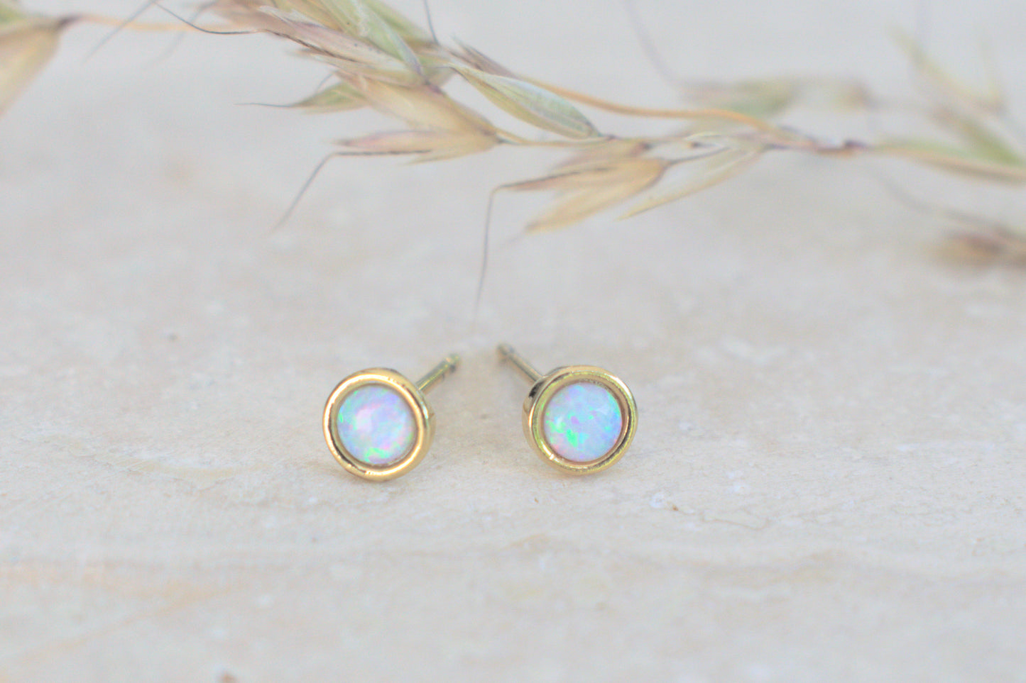 Goldene runde Ohrstecker mit dem Edelstein Mondstein