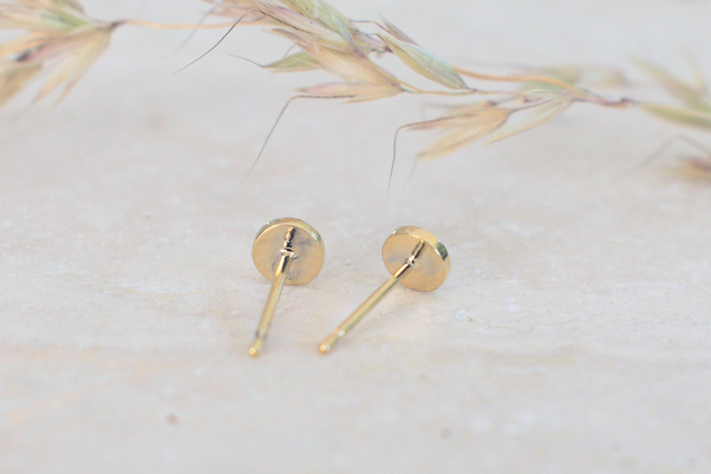 Goldene runde Ohrstecker mit dem Edelstein Mondstein