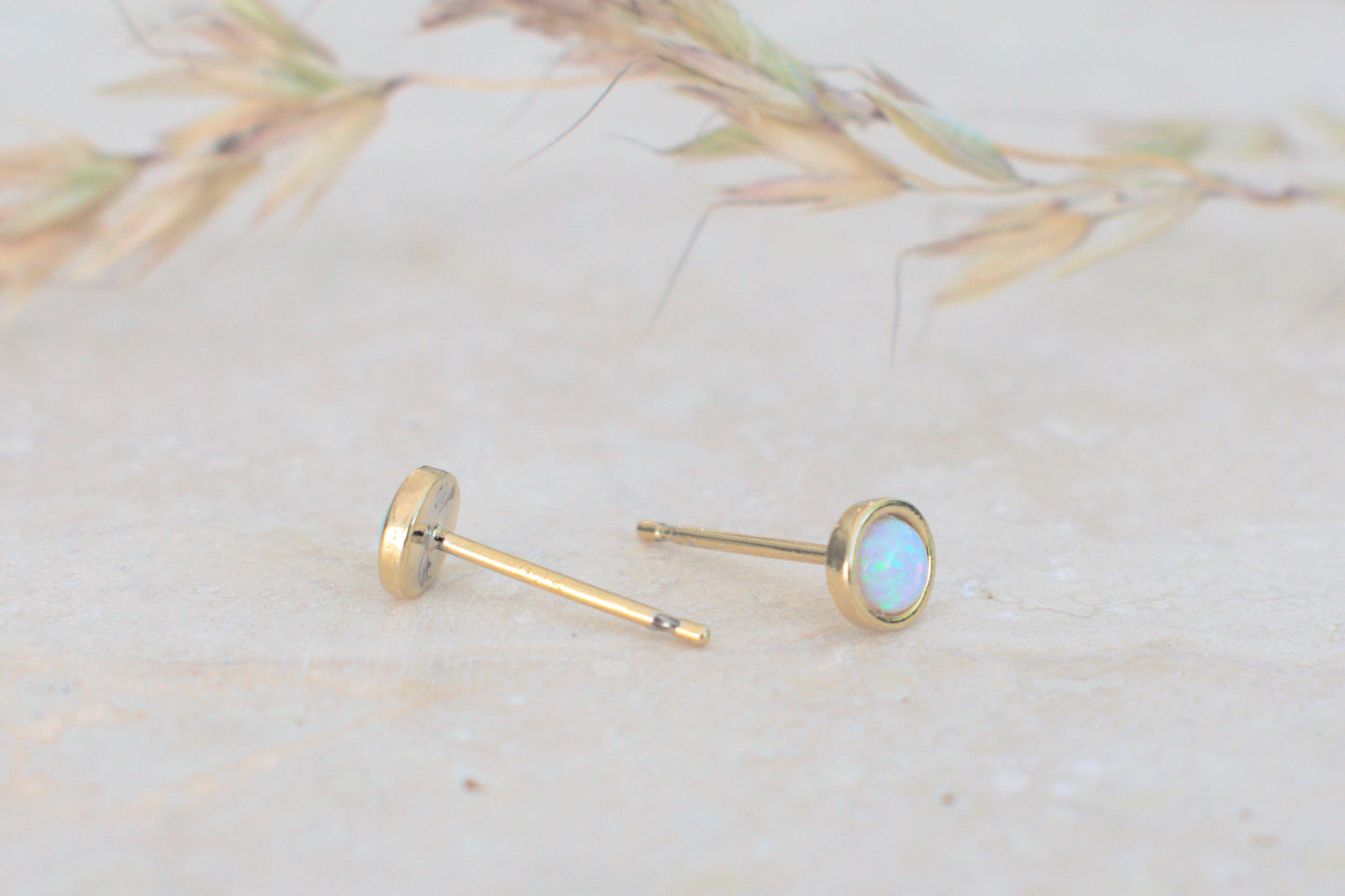 Goldene runde Ohrstecker mit dem Edelstein Mondstein