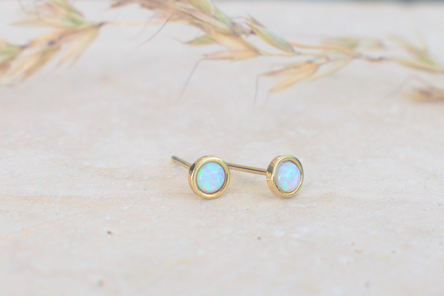 Goldene runde Ohrstecker mit dem Edelstein Mondstein