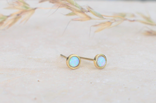 Goldene runde Ohrstecker mit dem Edelstein Mondstein