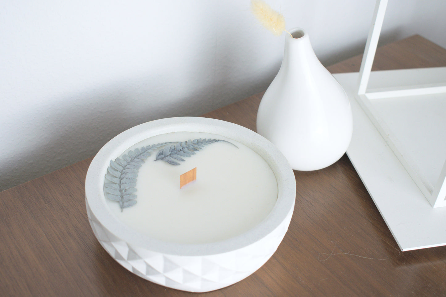 Handgemachte vegane Kerze, Duftkerze mit getrockneten Blüten, Holzdochtkerze, Soyakerze, Kerze mit Beton, handgegossene Kerze