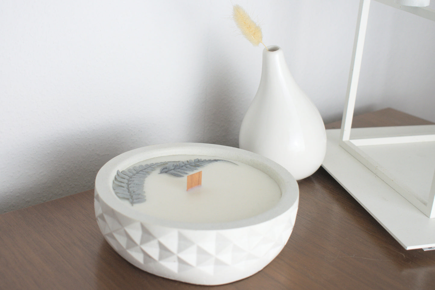 Handgemachte vegane Kerze, Duftkerze mit getrockneten Blüten, Holzdochtkerze, Soyakerze, Kerze mit Beton, handgegossene Kerze