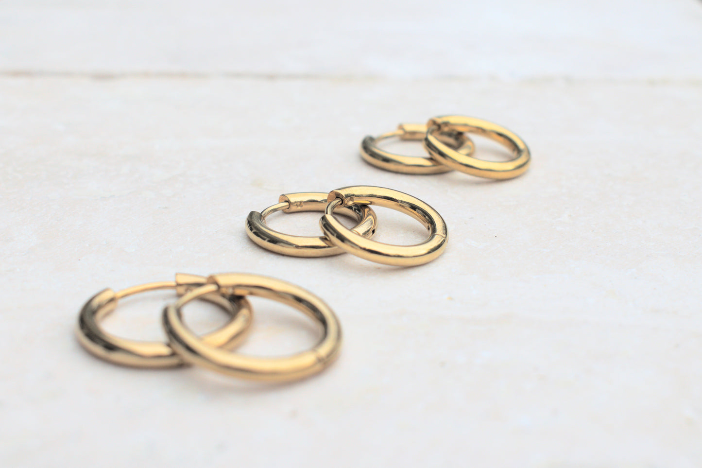 Minimalistische goldene Creolen aus Edelstahl für Damen