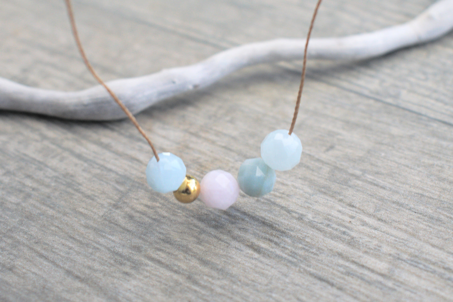 Freundschaftsarmband mit echten bunten Morganit Edelsteinen und einer eleganten goldenen Perle