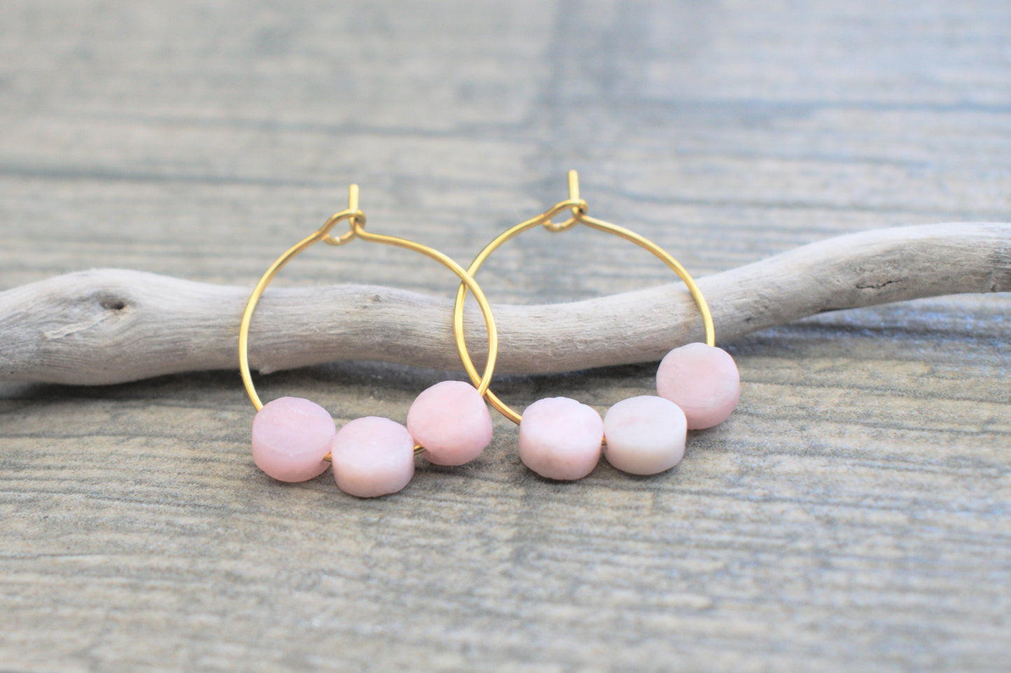 Freundschaftsarmband mit einem goldenen flachen Herz und drei kleinen rosa Opal Edelsteinen flach geschliffen