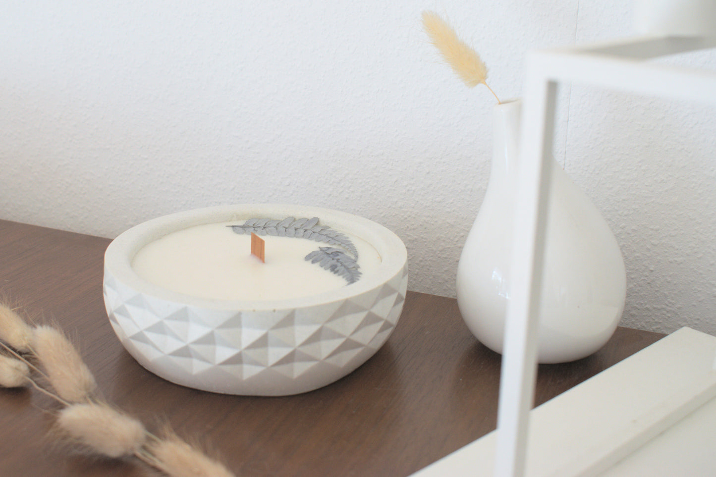 Handgemachte vegane Kerze, Duftkerze mit getrockneten Blüten, Holzdochtkerze, Soyakerze, Kerze mit Beton, handgegossene Kerze