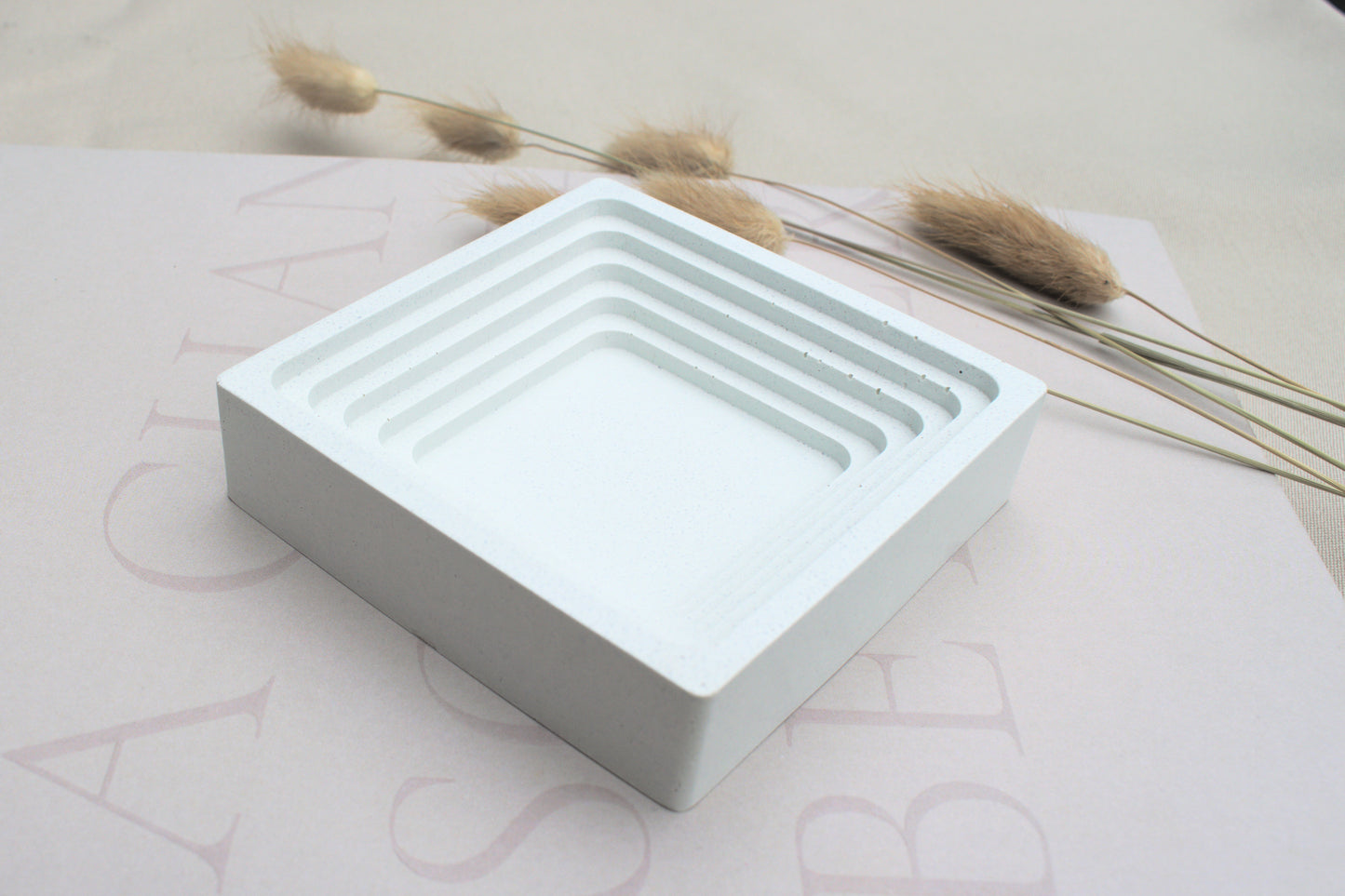 Weiße quadratische Dekoschale oder weiße Schmuckschale aus Beton