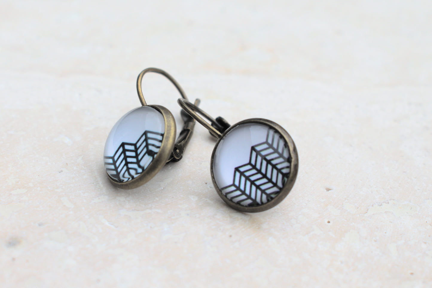 Bronzene minimalistische Ohrringe mit geometrischem Muster