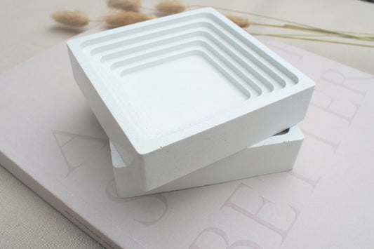 Weiße quadratische Dekoschale oder weiße Schmuckschale aus Beton