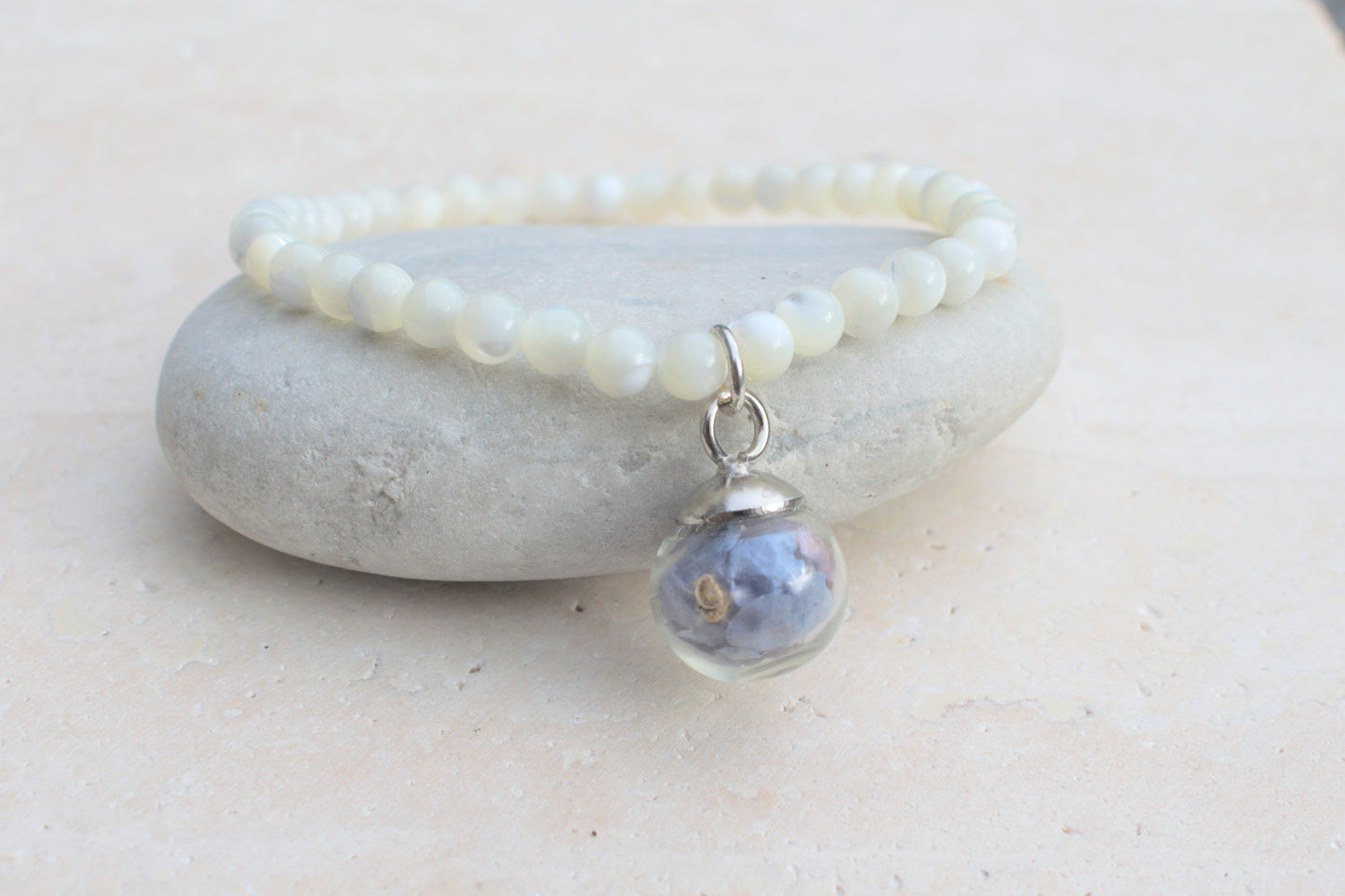 Blütenarmband mit echten Vergissmeinnicht und weißen Perlmuttperlen