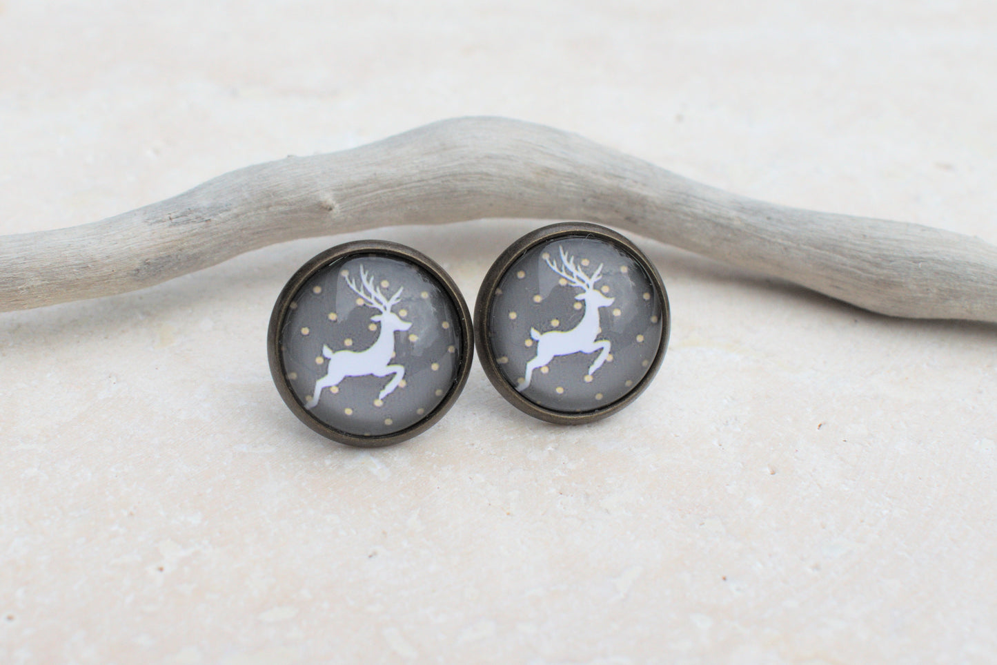 Bronzene Ohrstecker mit Cabochon und weihnachtlichem Hirsch Motiv