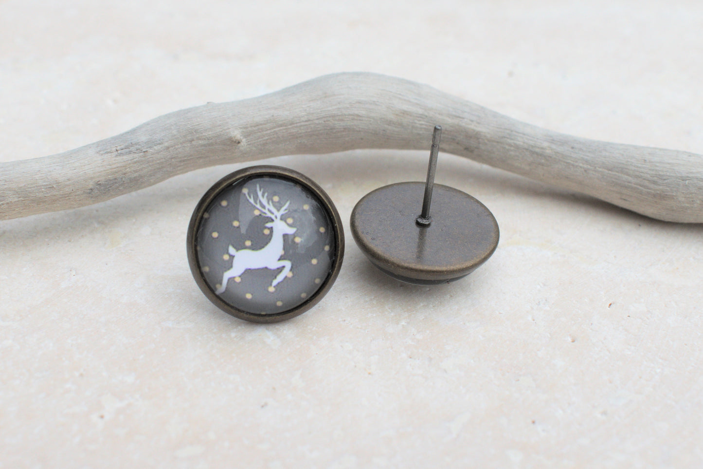 Bronzene Ohrstecker mit Cabochon und weihnachtlichem Hirsch Motiv