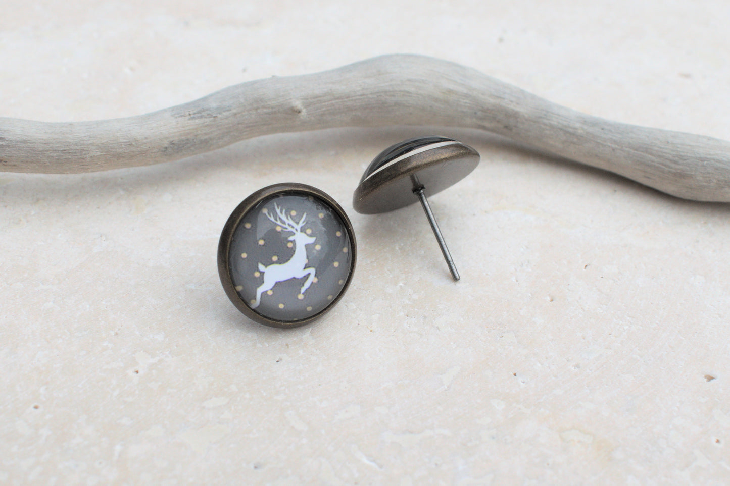 Bronzene Ohrstecker mit Cabochon und weihnachtlichem Hirsch Motiv