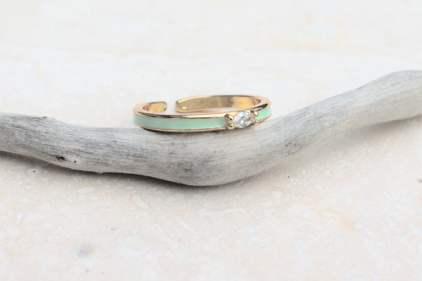 Schmaler gold türkiser Stapelring mit Glasstein in der Mitte