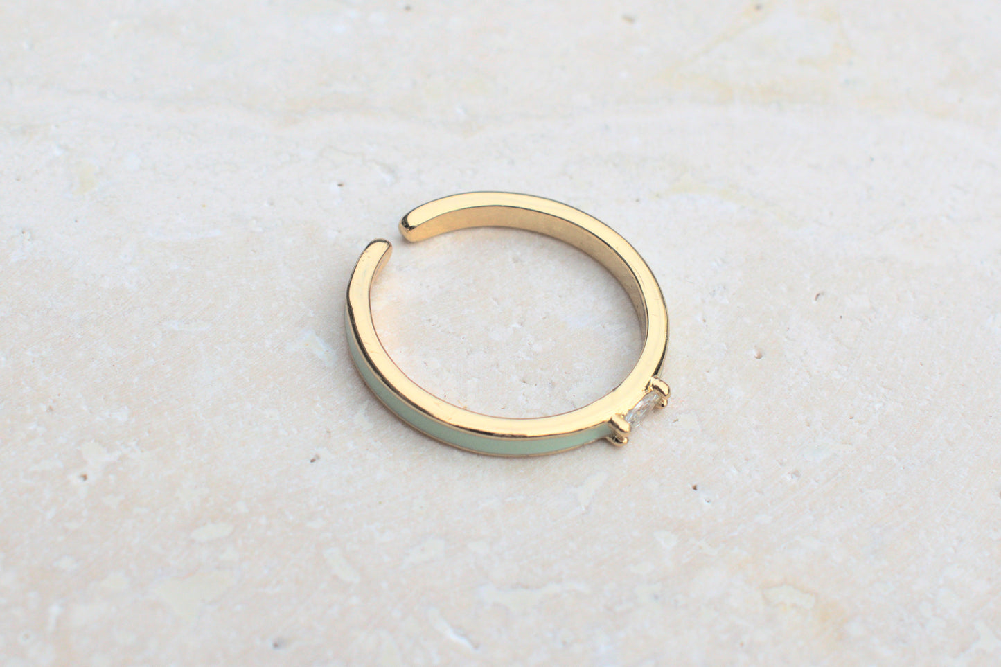 Schmaler gold türkiser Stapelring mit Glasstein in der Mitte