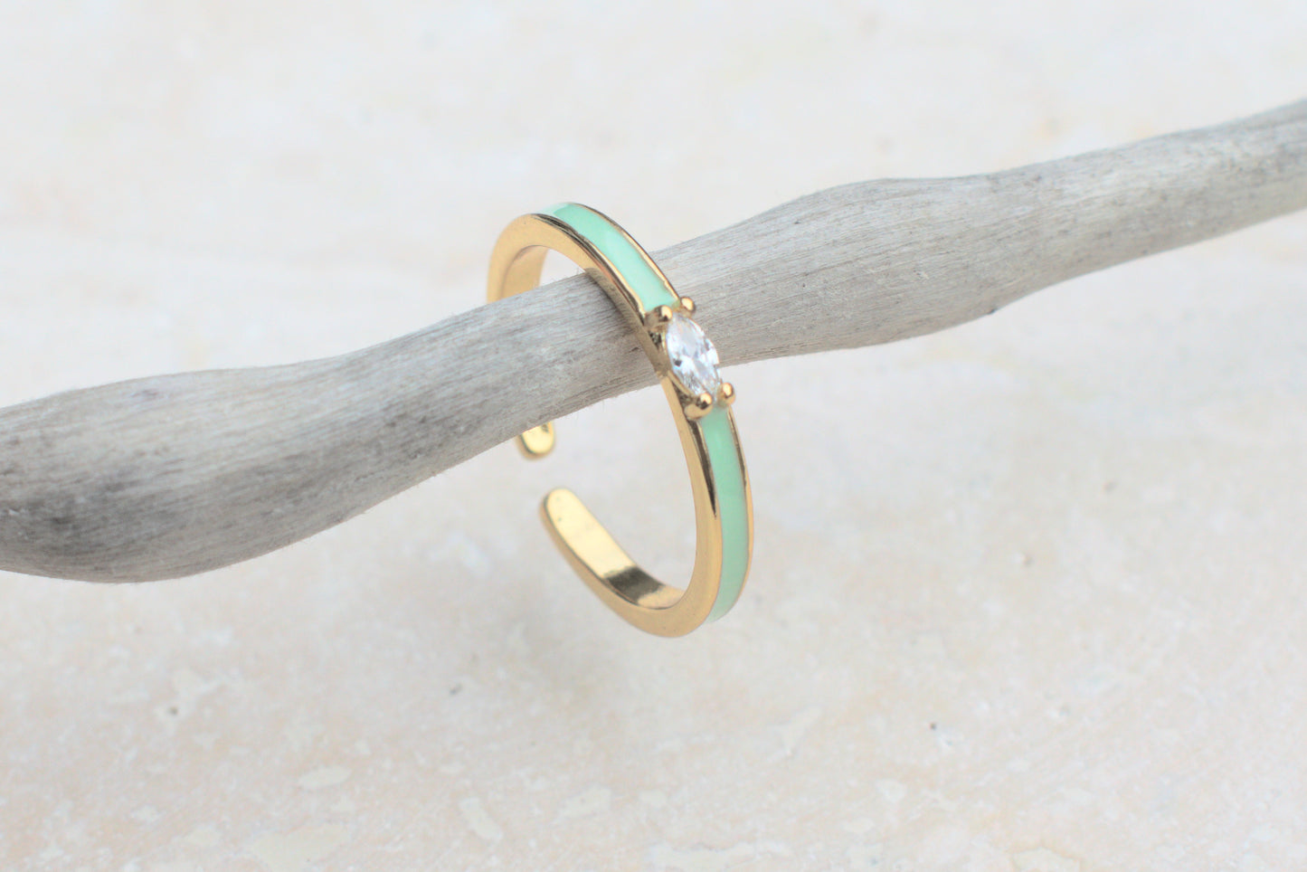 Schmaler gold türkiser Stapelring mit Glasstein in der Mitte