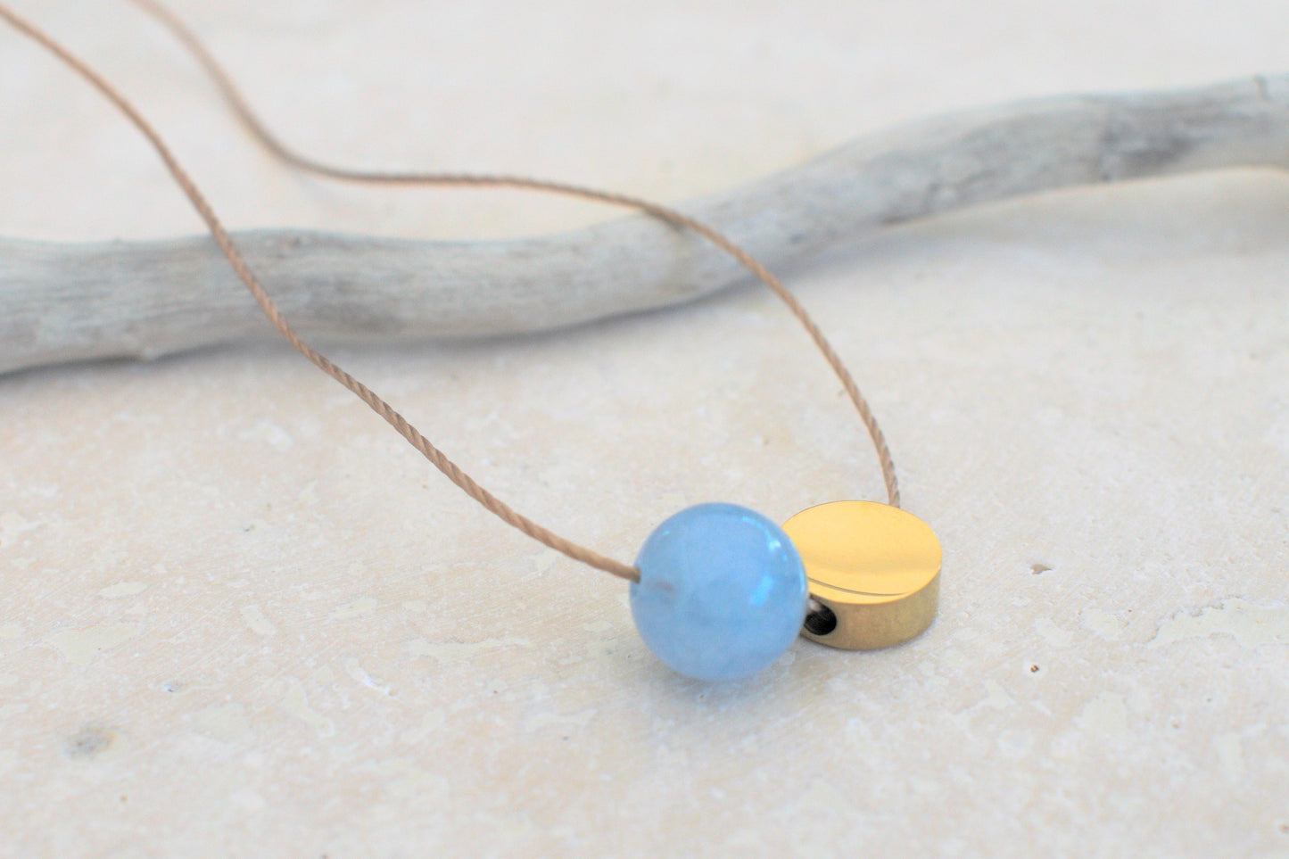 Minimalistische Kette mit dem natürlichen himmelblauen Aquamarin Edelstein und einer goldenen flachen Perle