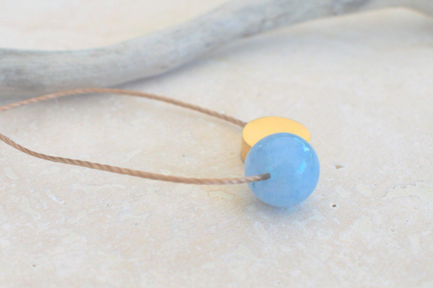 Minimalistische Kette mit dem natürlichen himmelblauen Aquamarin Edelstein und einer goldenen flachen Perle