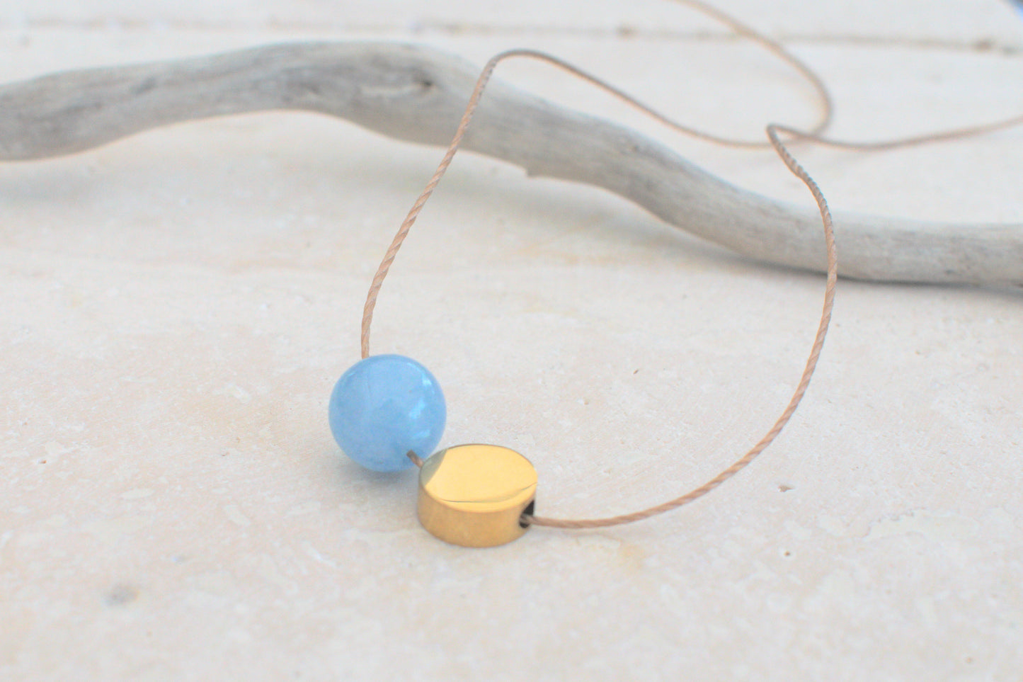 Minimalistische Kette mit dem natürlichen himmelblauen Aquamarin Edelstein und einer goldenen flachen Perle