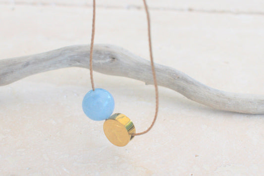 Minimalistische Kette mit dem natürlichen himmelblauen Aquamarin Edelstein und einer goldenen flachen Perle