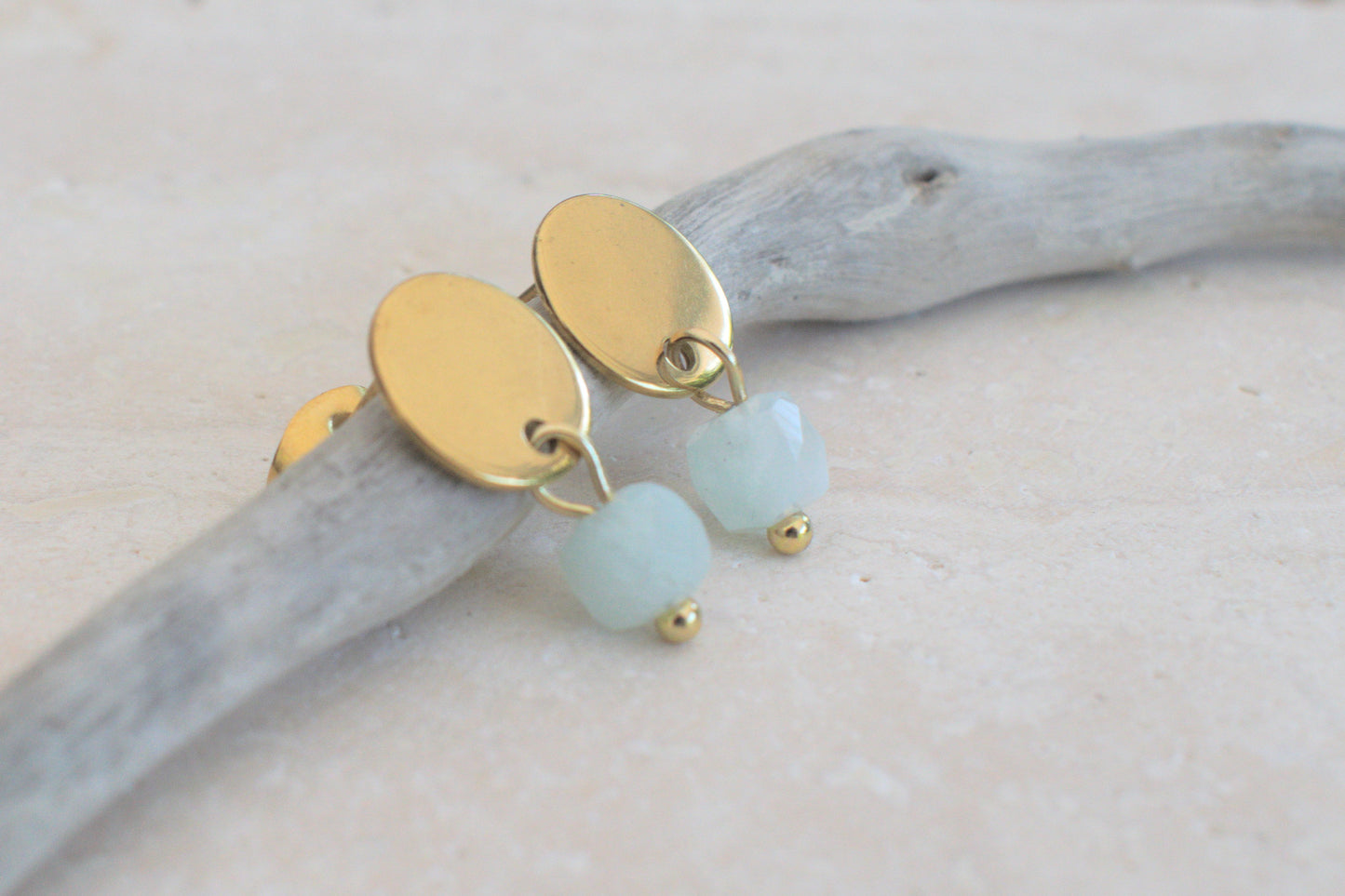 Freundschaftsarmband mit echten türkisen Jade Edelsteinen und einer flachen goldenen Perle