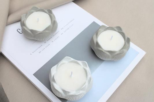 Kerze aus Beton in Form einer Blume, der Lotusblüte