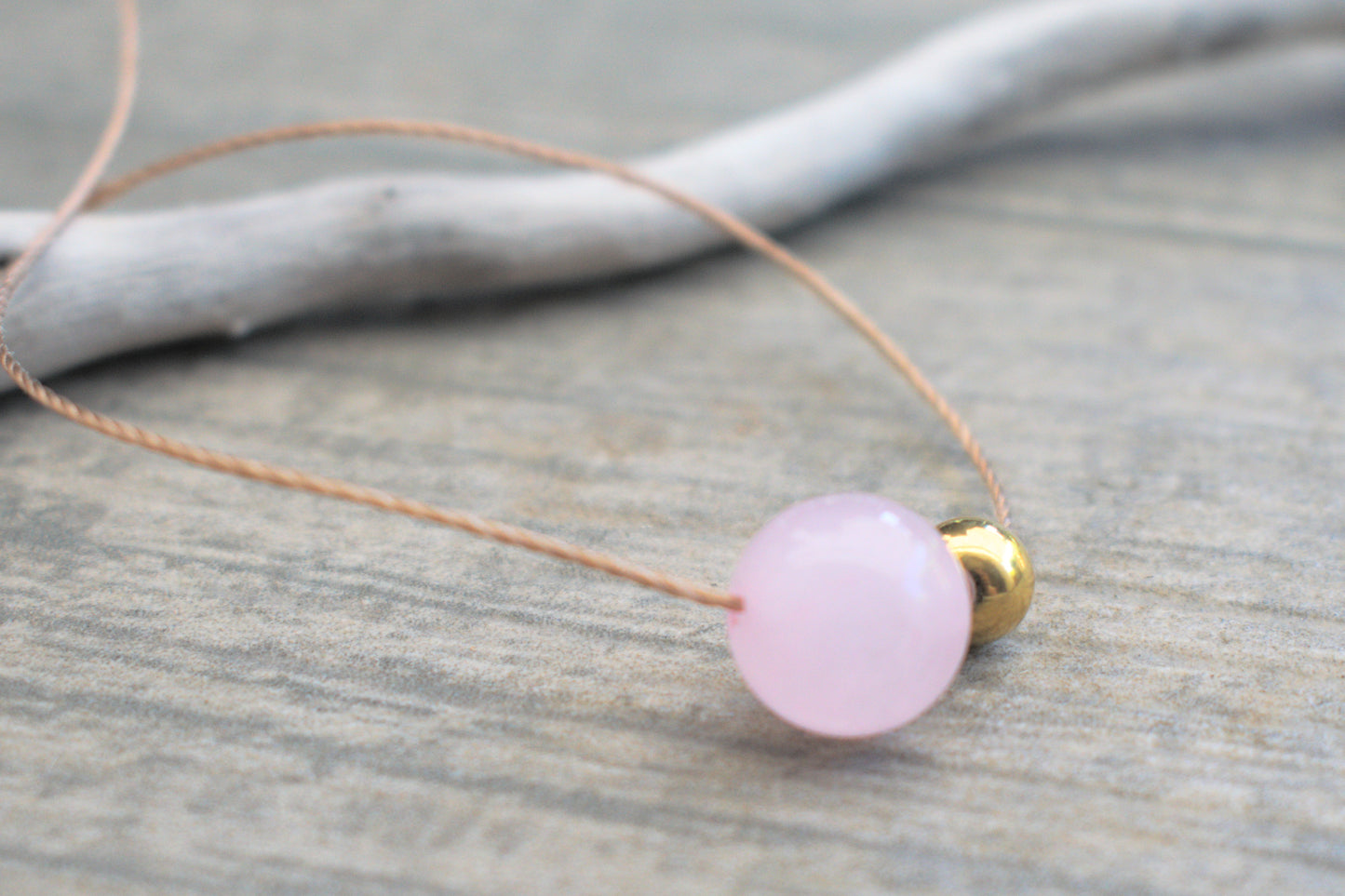 Zarte Kette mit dem Edelstein Rosenquarz und einer goldenen Perle für Damen