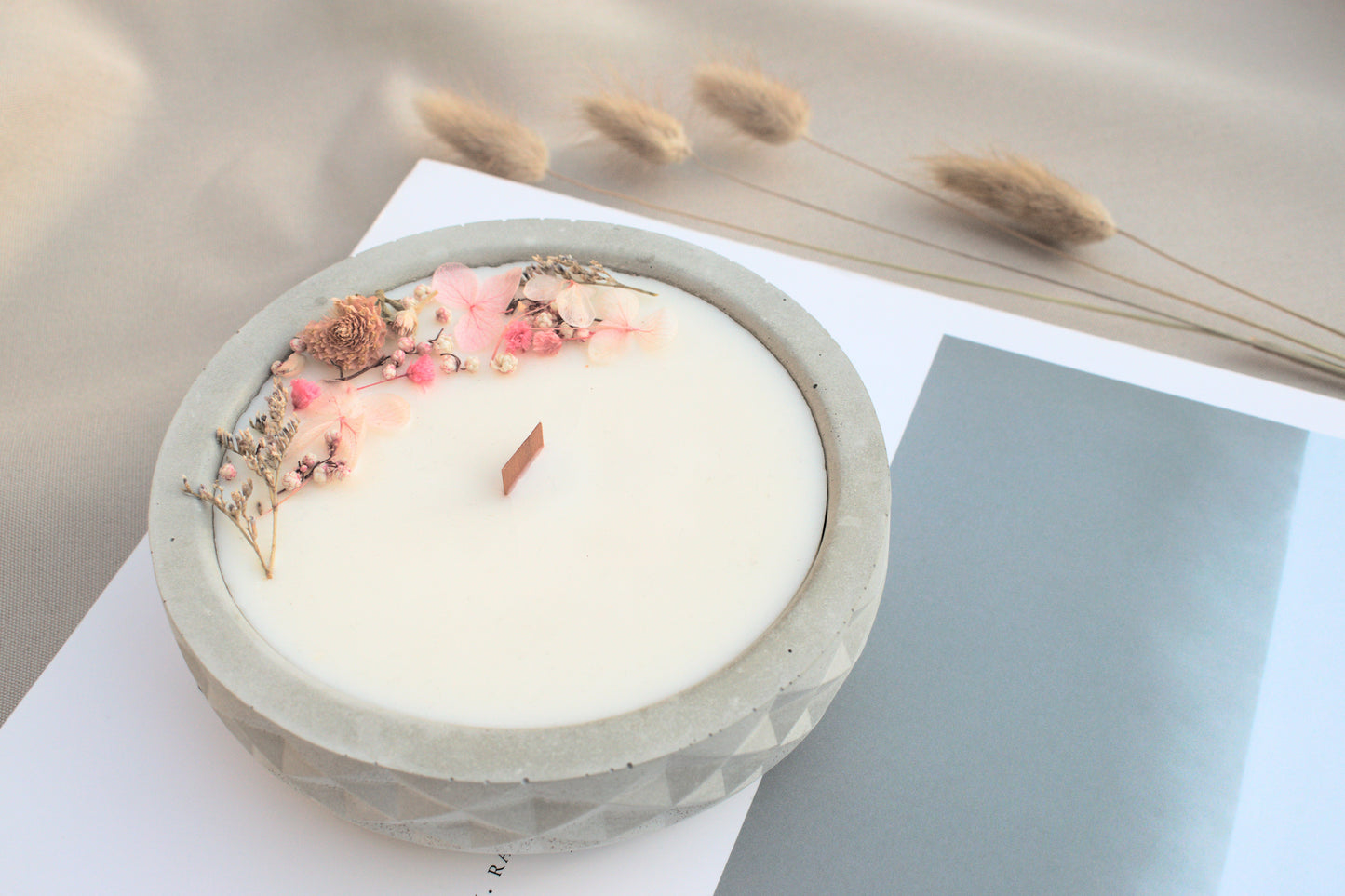 Handgemachte vegane Kerze, Duftkerze mit getrockneten Blüten, Holzdochtkerze, Vanillekerze, Soyakerze, Kerze mit Beton, handgegossene Kerze