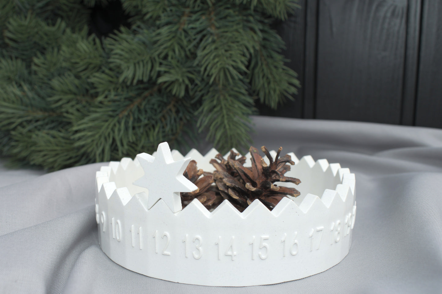 Skandinavischer Adventskalender aus weißem Beton für ein hygge Weihnachten