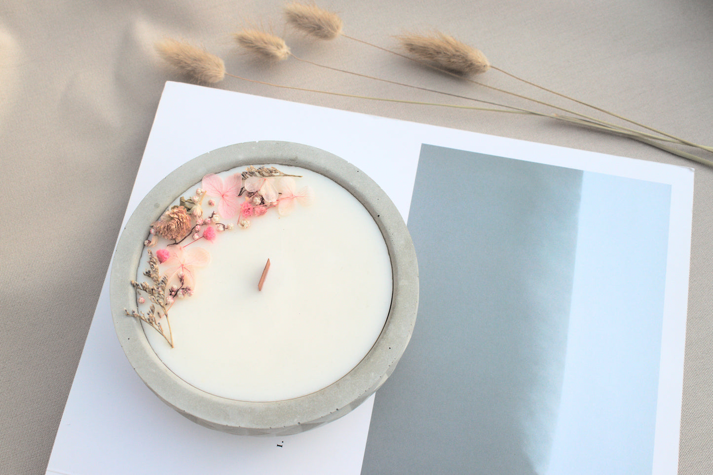 Handgemachte vegane Kerze, Duftkerze mit getrockneten Blüten, Holzdochtkerze, Vanillekerze, Soyakerze, Kerze mit Beton, handgegossene Kerze